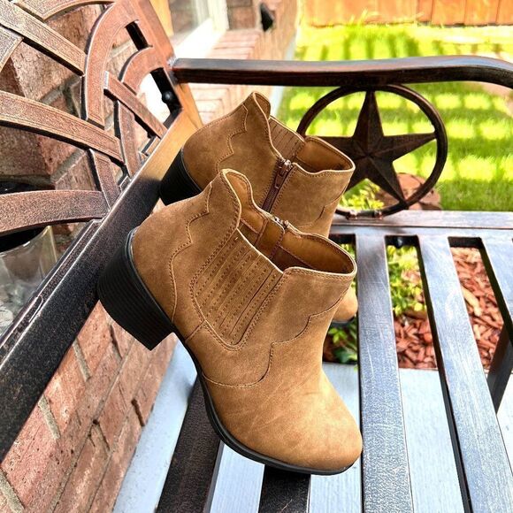 Trixie Cowgirl Bootie - By Avenue - Sz 10M - Fall Trends 🍂🍁🍃 - Picture 6 of 6